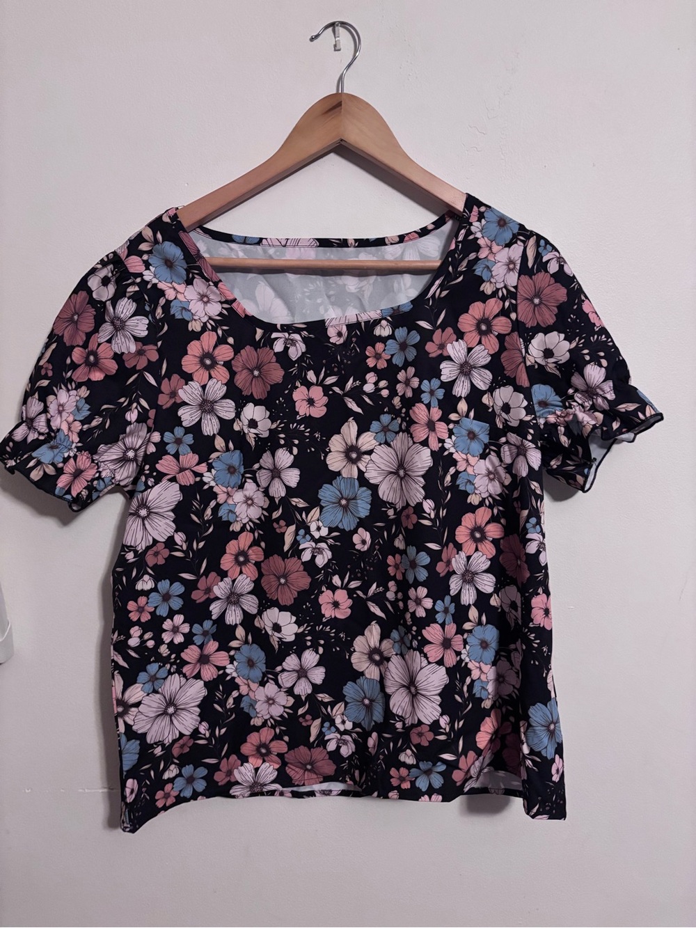 SHEIN Black Floral Scoop Neck Short Sleeve Top with Pink & Blue Flowers